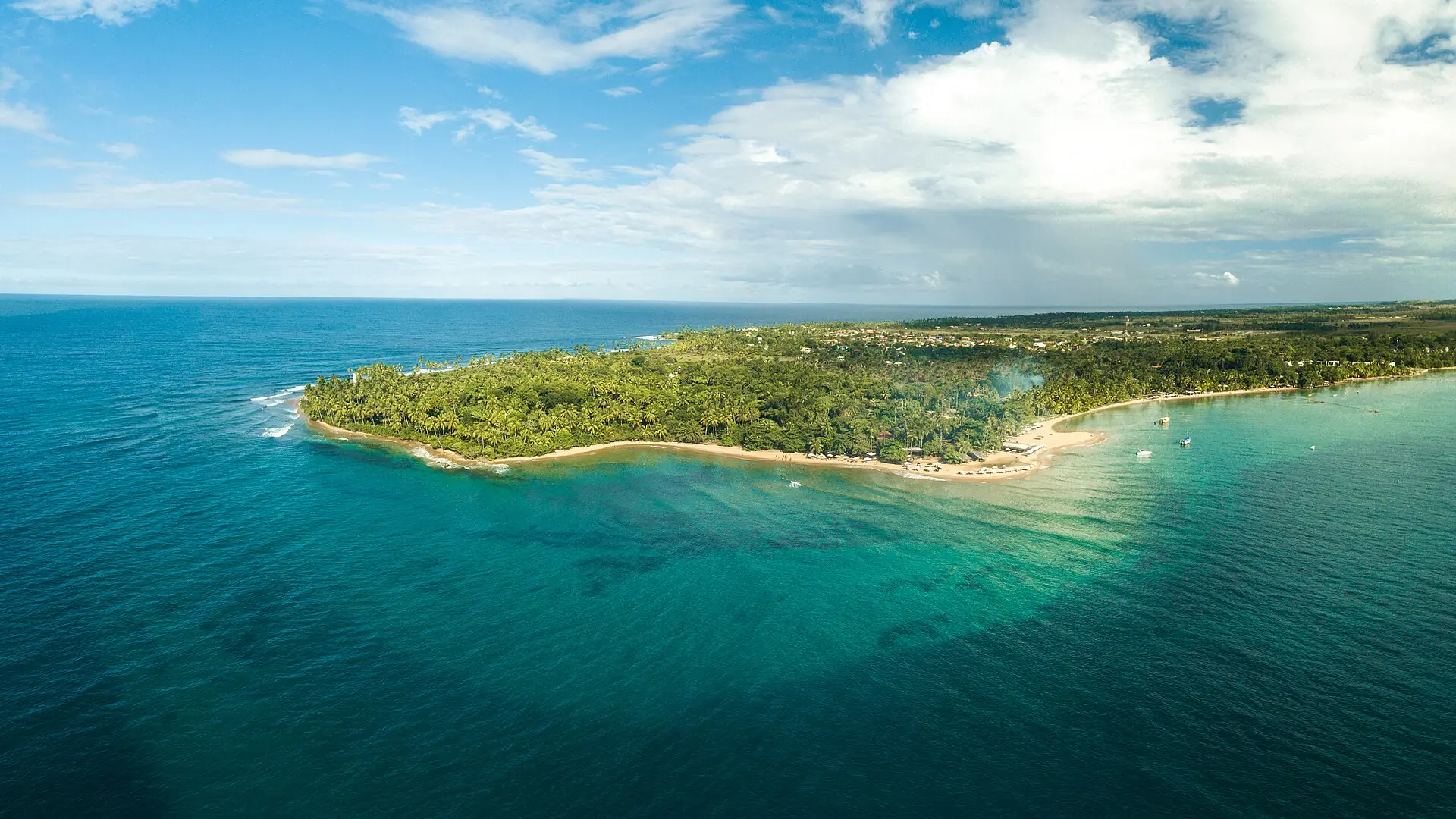 Ponta do Mutá, na Península de Maraú, vista do alto
