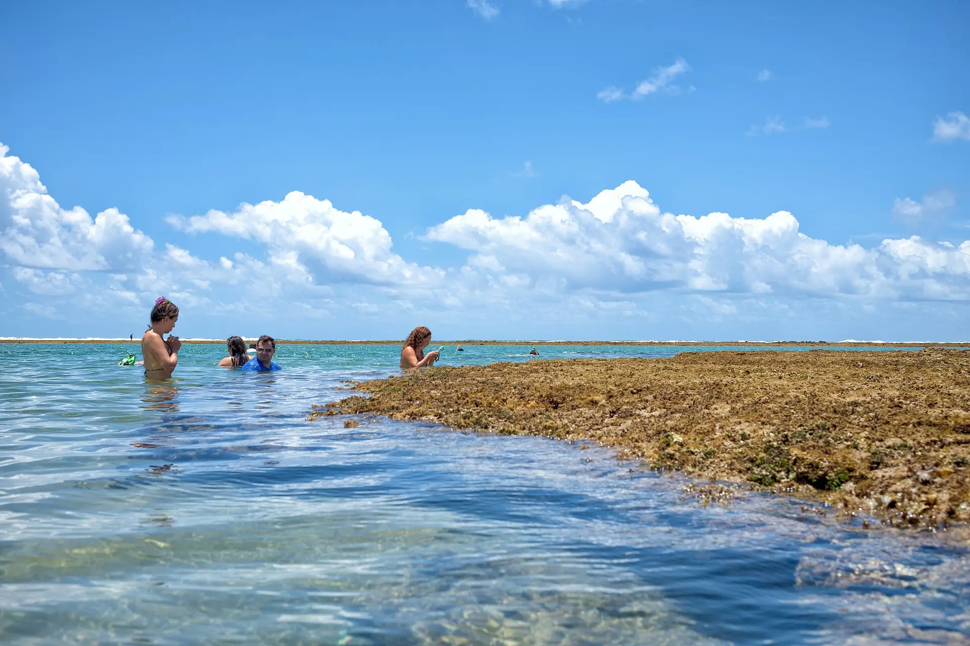 Piscinas naturais de Taipu de Fora na maré baixa