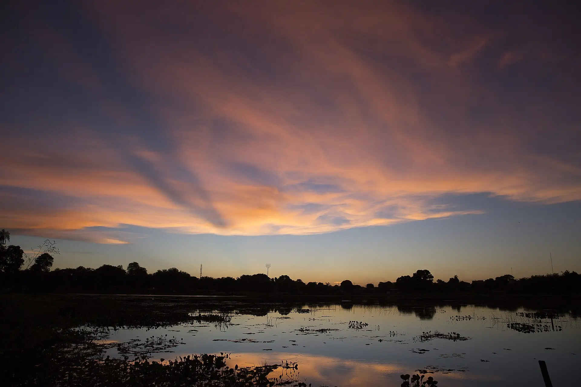 Pôr do sol sobre lagoa no Pantanal sul-mato-grossense