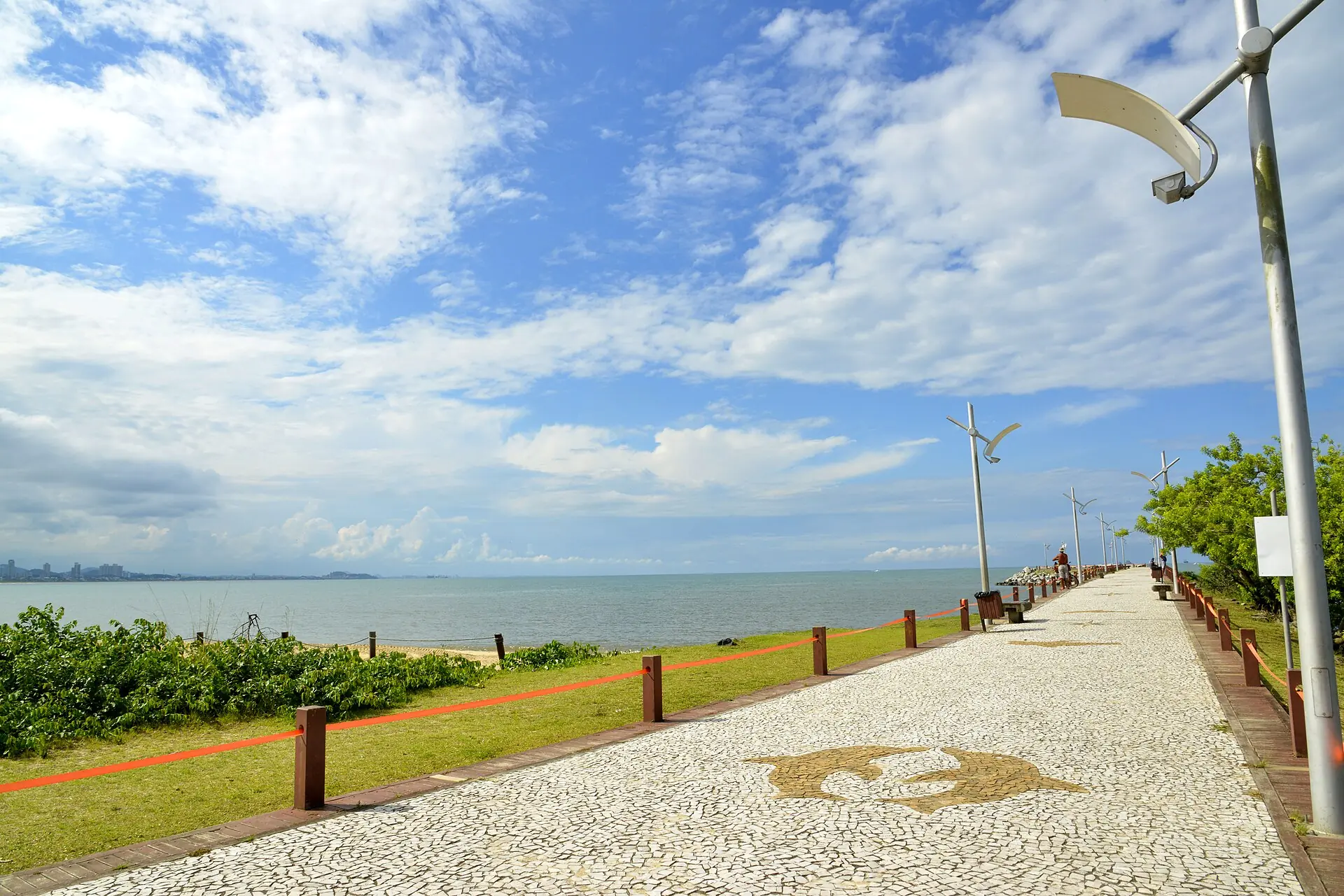 Orla de Piçarras, com o calçadão à beira-mar