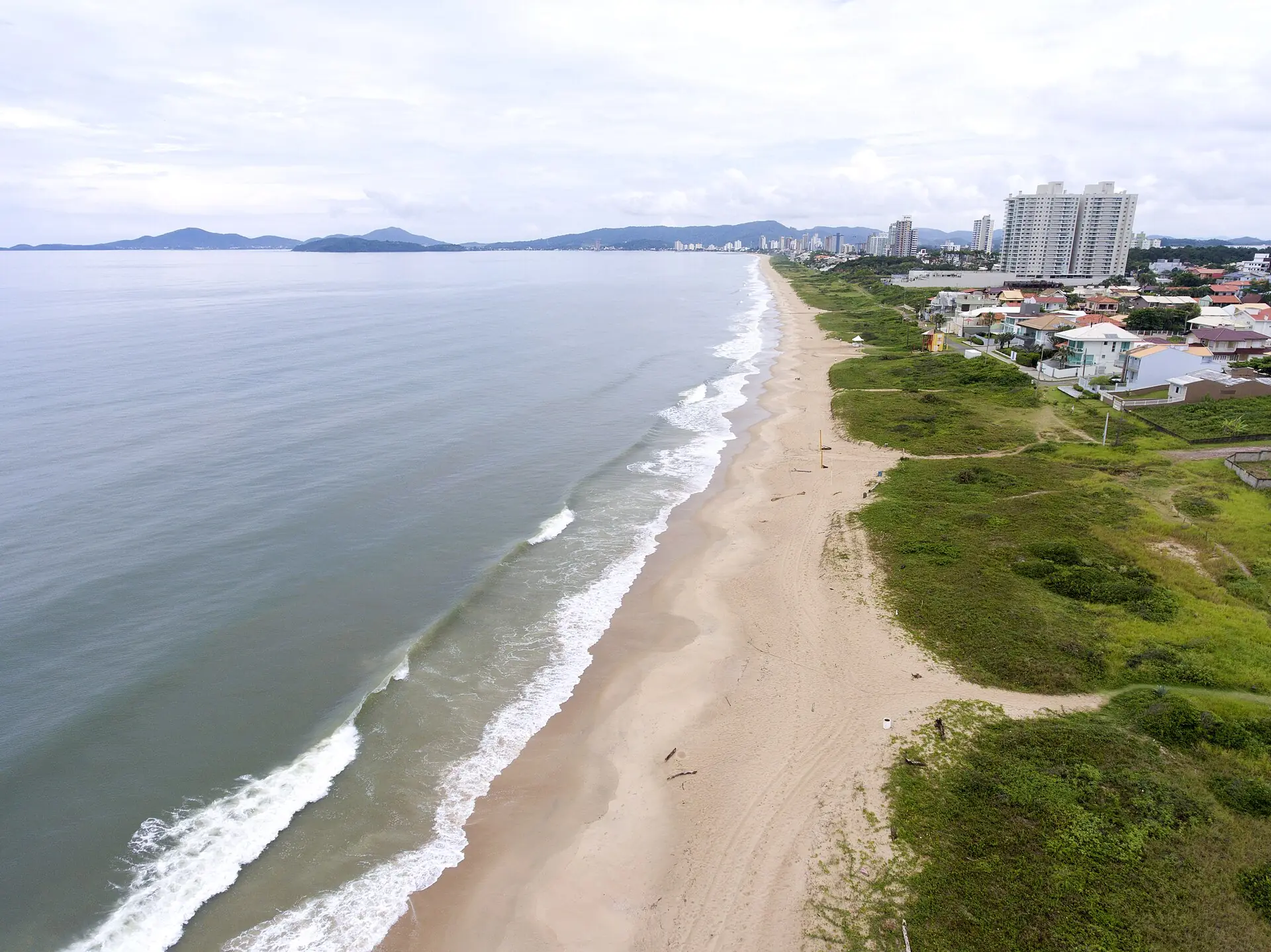 Faixa de areia de Piçarras vista do alto