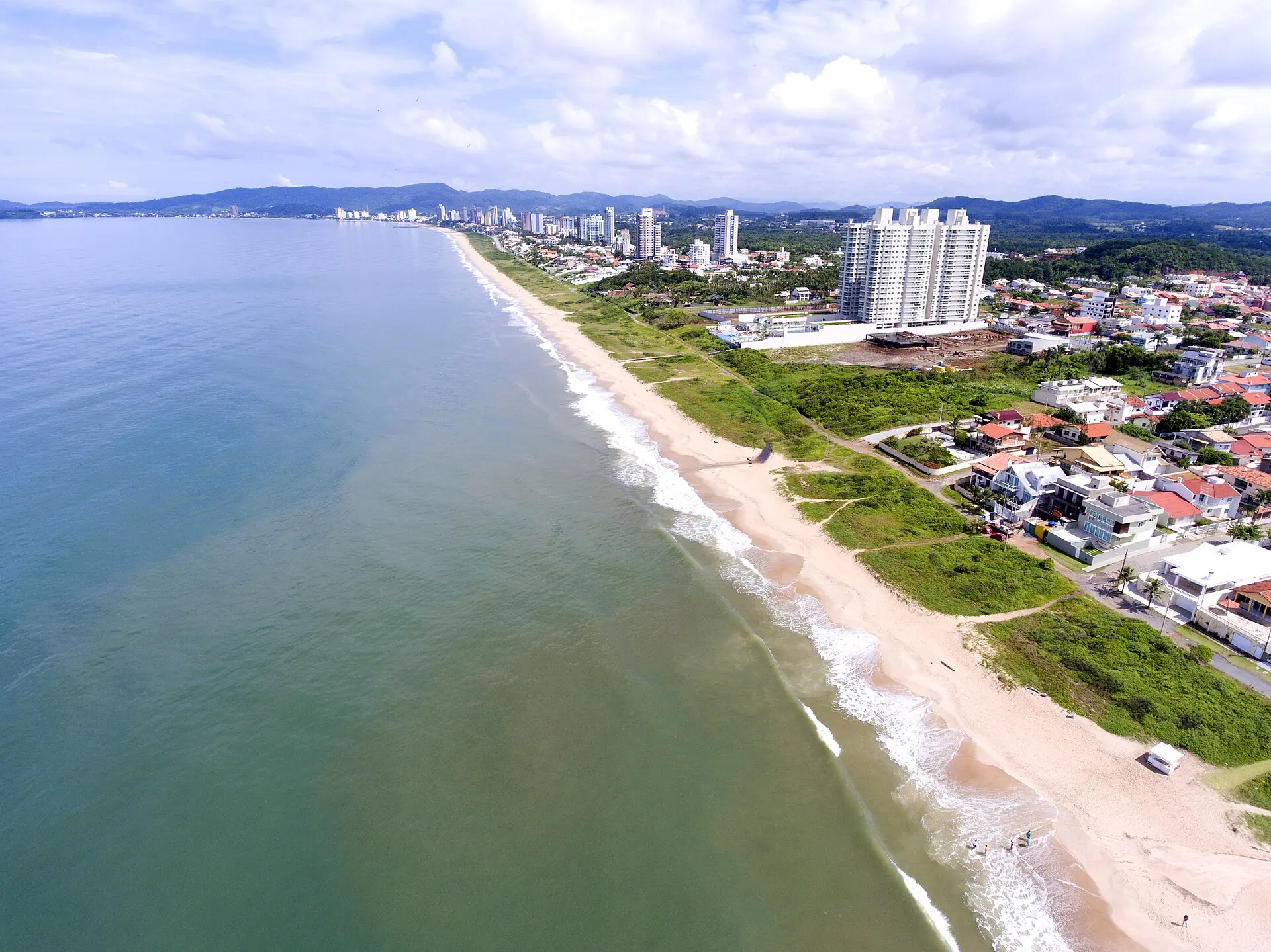 Praia longa e de mar manso em Balneário Piçarras, vista do alto