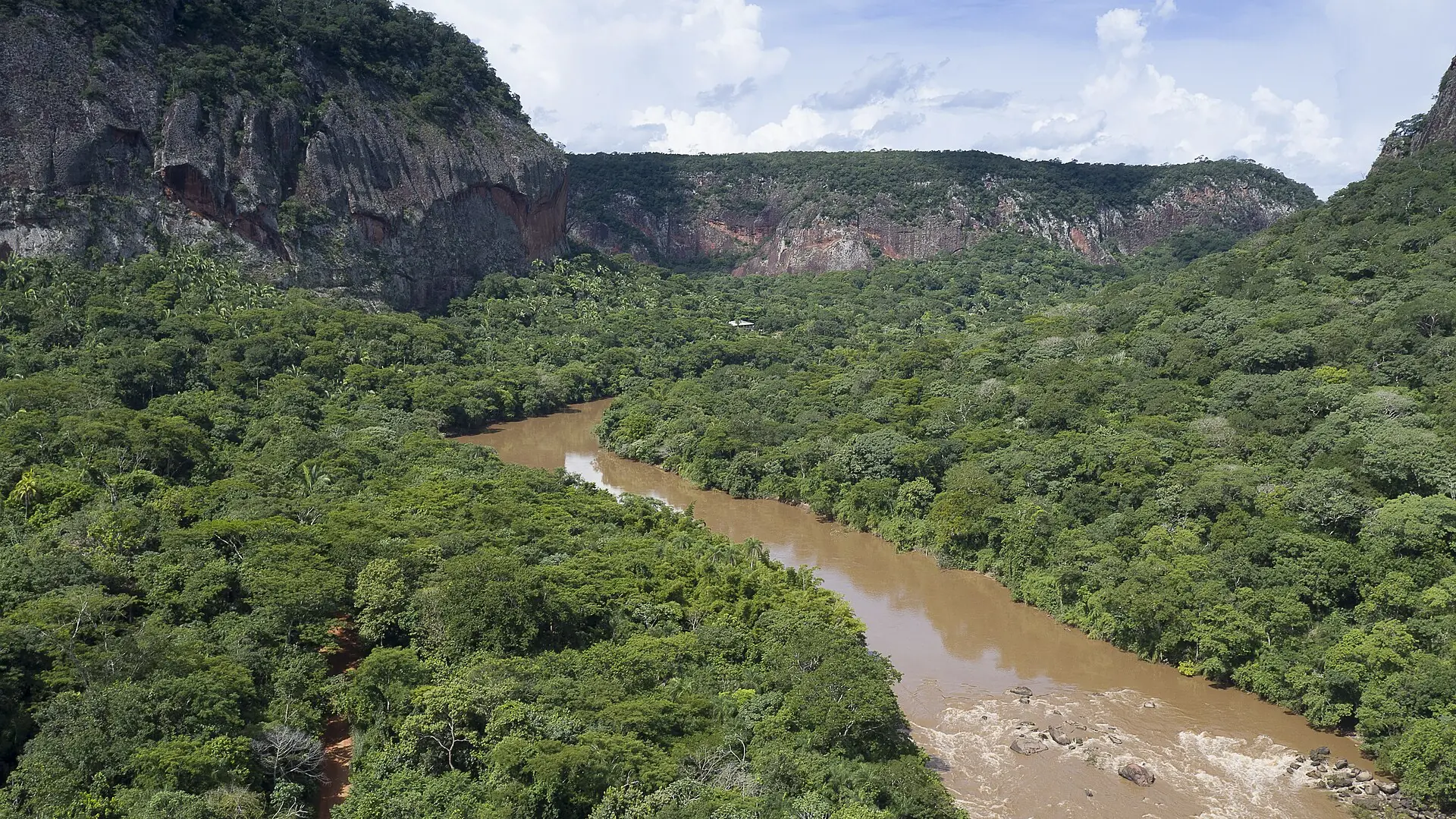 Rio Aquidauana atravessando a serra entre paredões